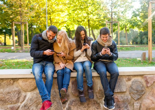 Компания друзей гуляет