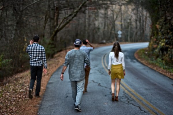 Прогулка по парку с друзьями