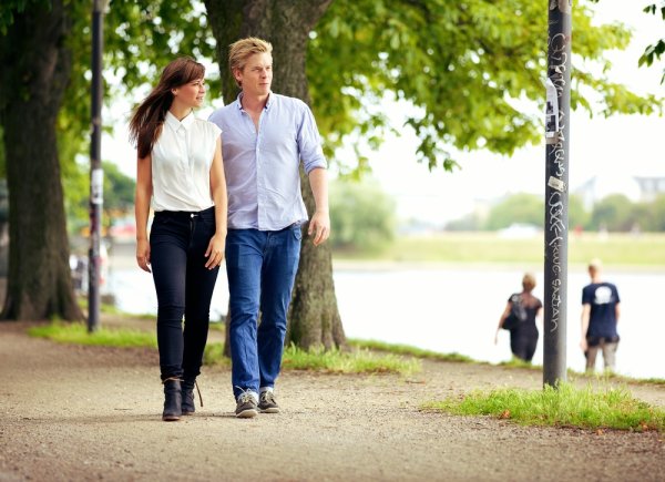 Люди гуляют в парке