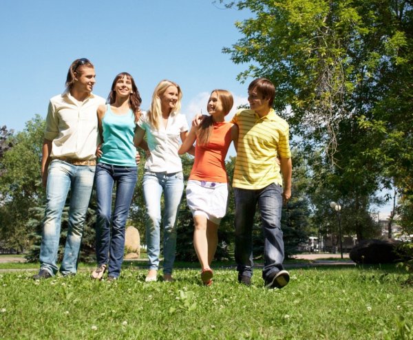 Компания подростков прогулка