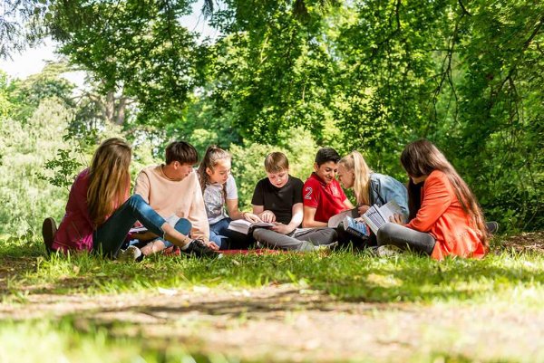 Прогулка подростков