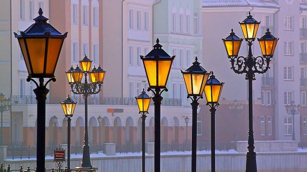 Красивый уличный фонарь