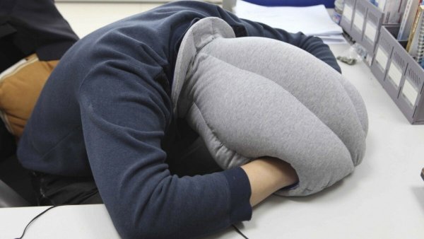 Подушка для сна за столом