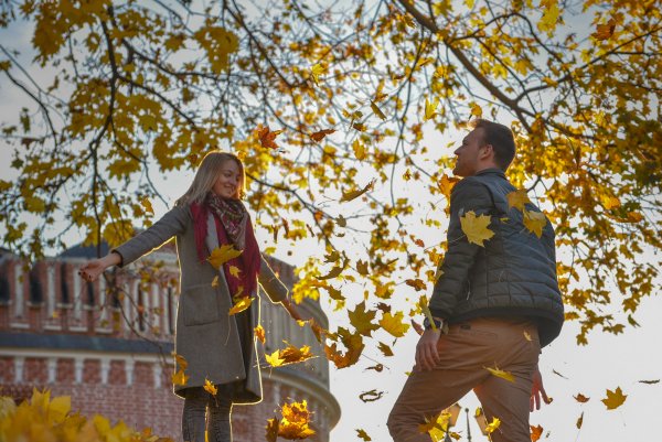 Осенний город с людьми