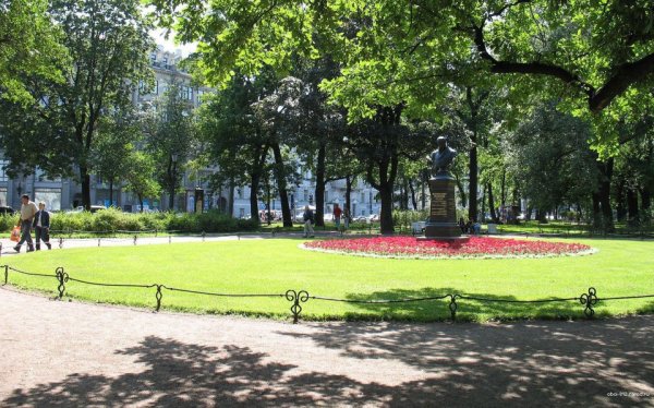 Парк в Санкт-Петербурге Александровский сад