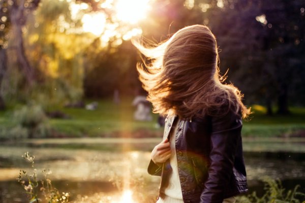 Шатенка со спины осень