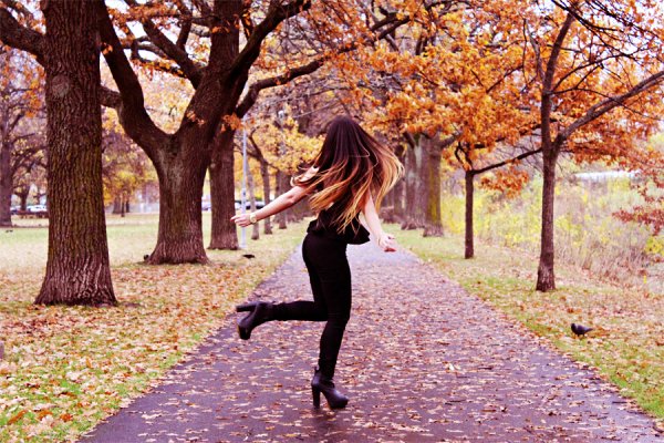 Брюнетка с длинными волосами осенью