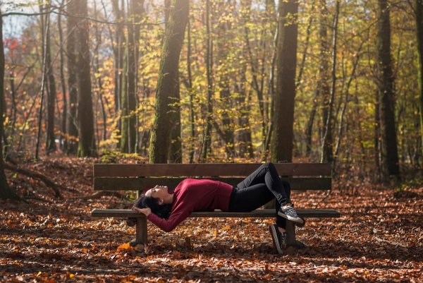 Девушка брюнетка осень