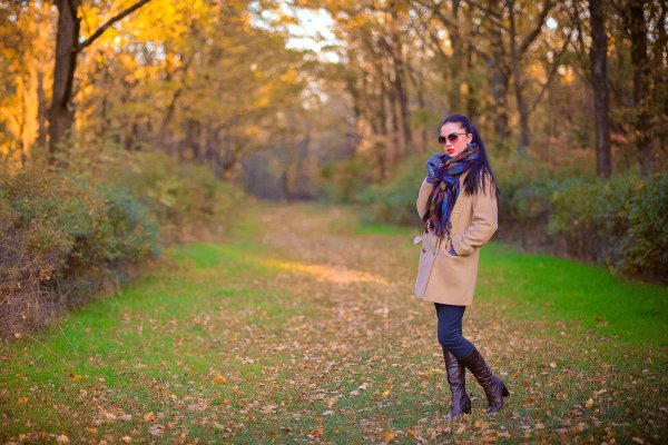 Брюнетка в осеннем пальто