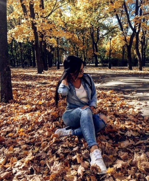 Брюнетка осенью