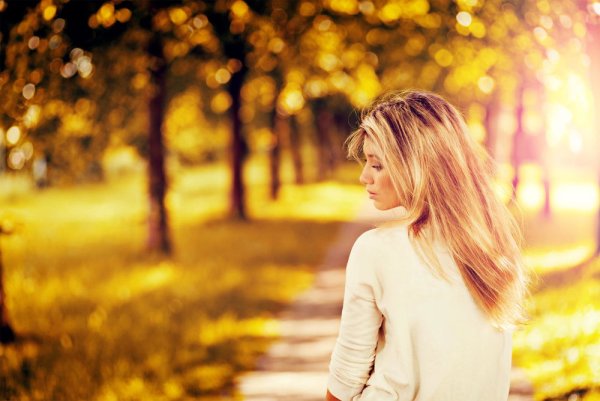 Девушка осенью с боку
