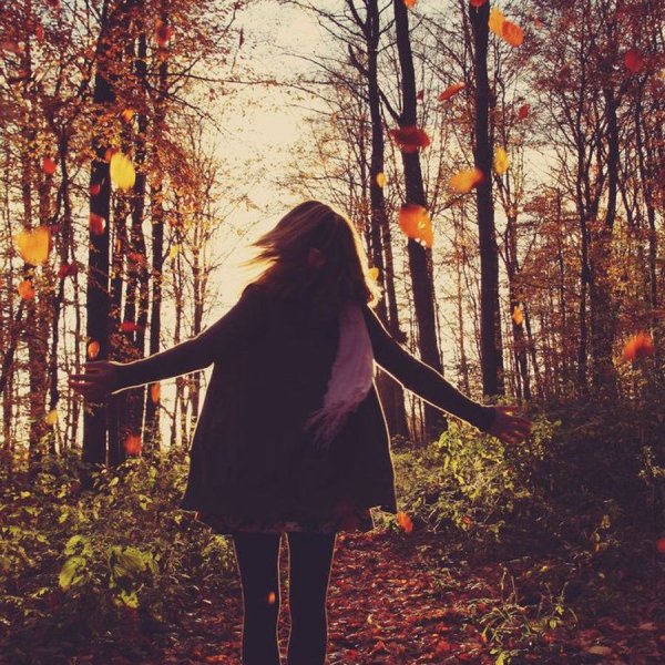 Девушка с каре и осень