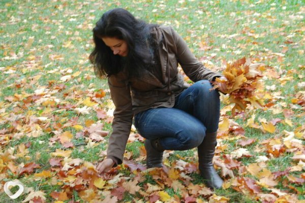 Брюнетки на улице осенью