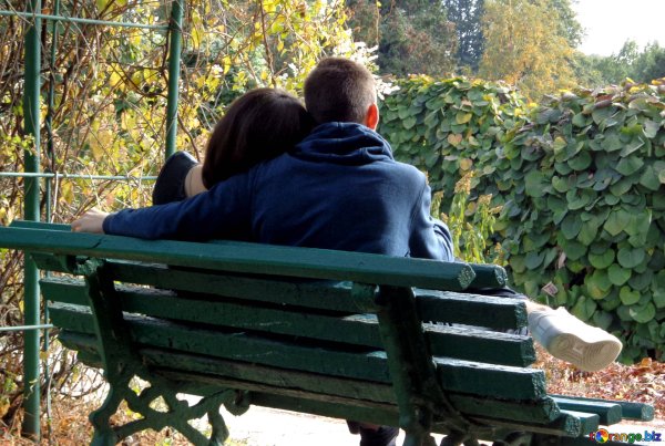 Парень и девушка на скамейке