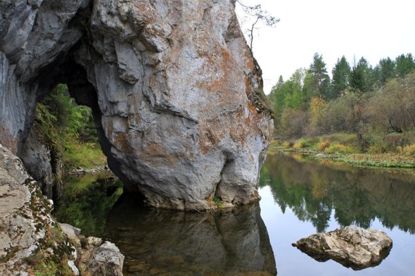 Скала Дыроватый камень Оленьи ручьи
