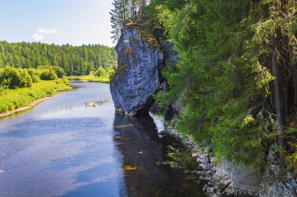 Скала Дыроватый камень Оленьи ручьи