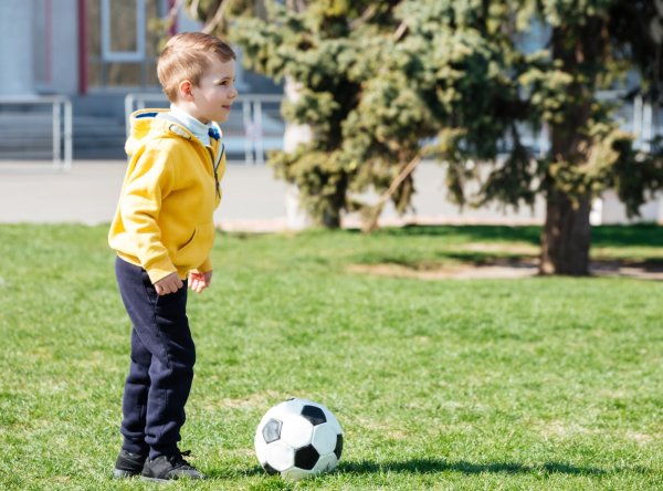Мальчики в парке футбол