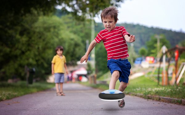 Мальчик играет в мяч