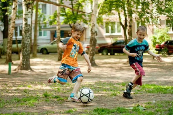 Дети играющие во дворе