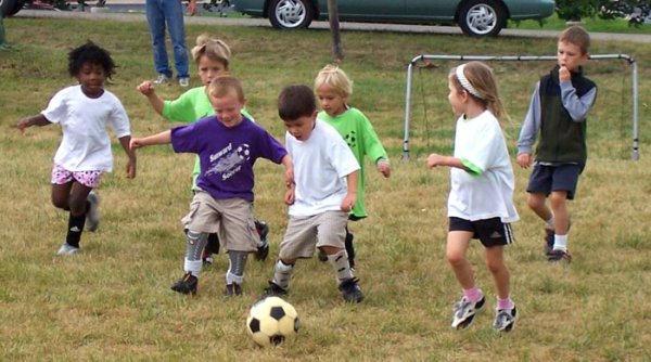 Футбол на улице дети