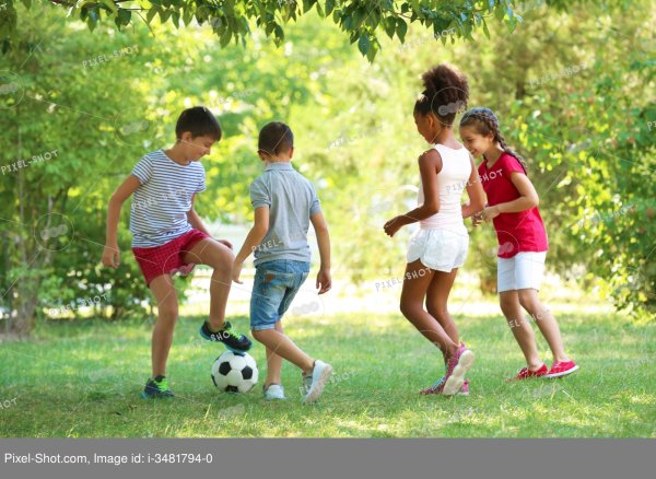 Дети играют в одной команде