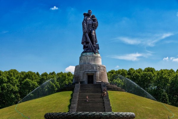Памятник воину-освободителю в Берлине в Трептов-парке