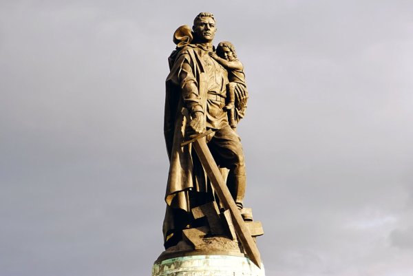 Монумент воину-освободителю в Трептов-парке в Берлине
