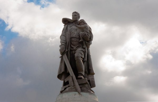 Памятник русскому солдату в Трептов парке в Берлине