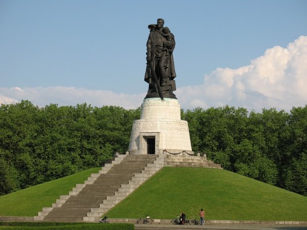 Памятник советскому солдату в Трептов парке в Берлине