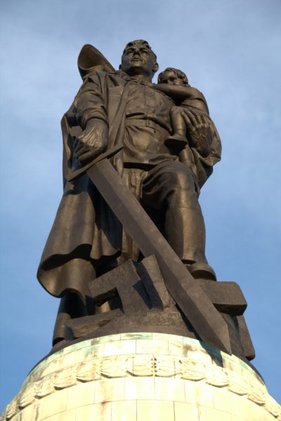 Памятник советскому воину-освободителю в Трептов-парке в Берлине