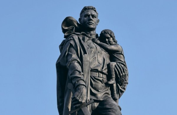 Памятник неизвестному солдату в Берлине в Трептов-парке