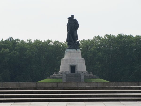 Памятник солдату в Трептов парке в Берлине