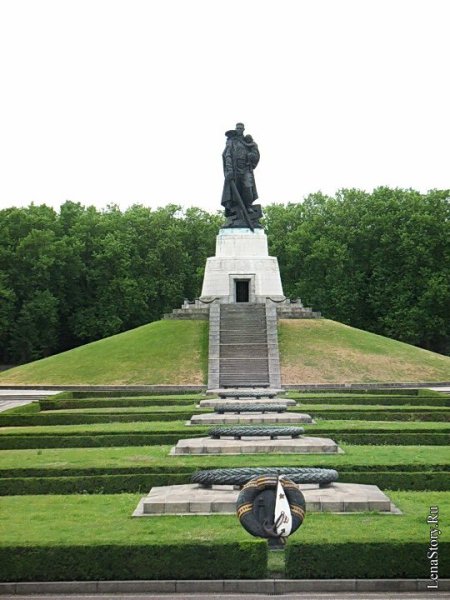 Берлин Трептов парк памятник воину освободителю