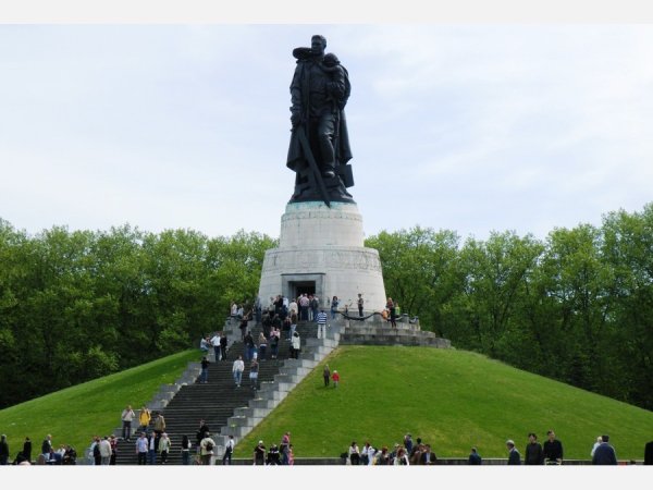 Берлин памятник воину-освободителю в Трептов-парке Германия