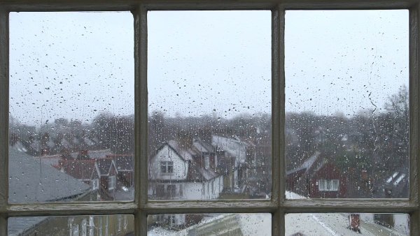 Сильный дождь за окном