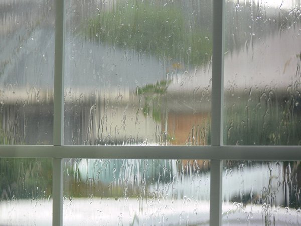 Окно дома в дождь