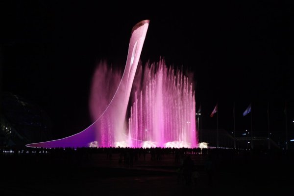 Чаша олимпийского огня музыкальный фонтан Сочи