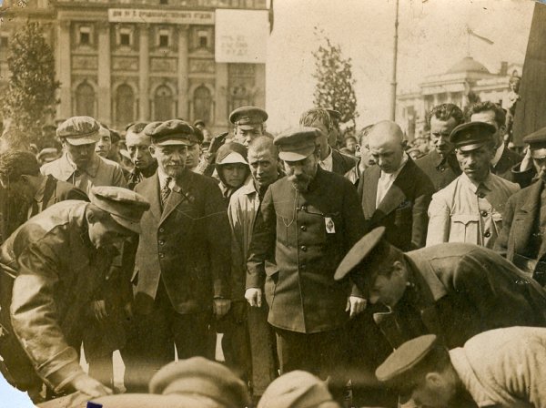 «В. И. Ленин на Всероссийском субботнике в Кремле 1 мая 1920 года», 1927