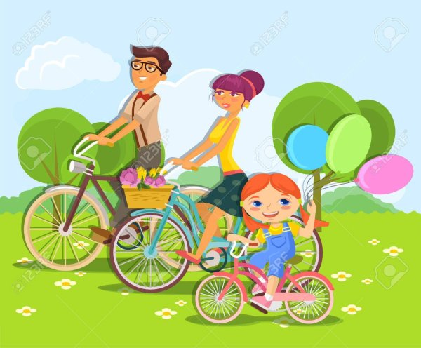 Семья едет на велосипедах