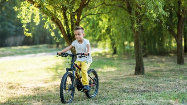 Мальчик катается на велосипеде