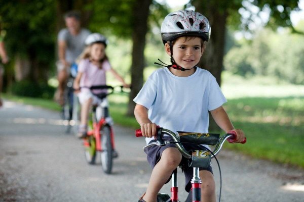Дети катаются на велосипеде