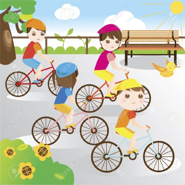 Дети на велосипедах во дворе