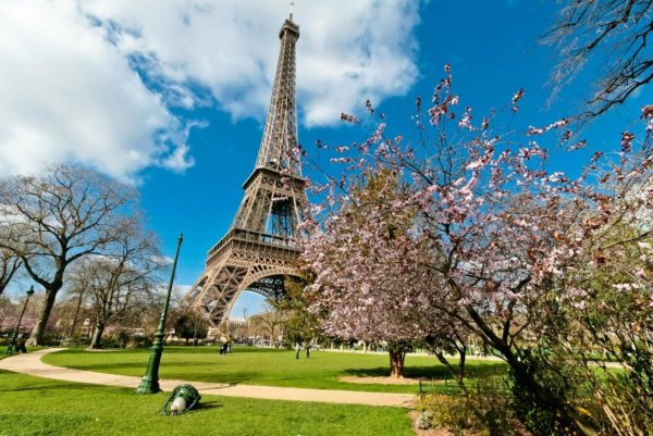 Эйфелева башня в Париже фото