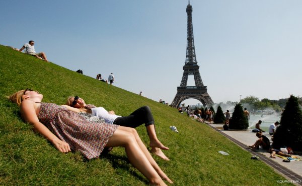 Жаркое лето в Париже