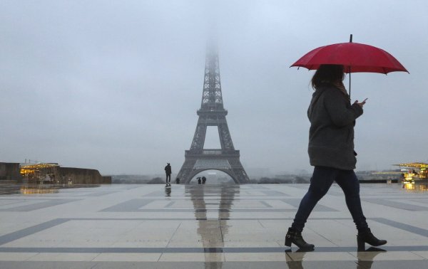 Дождь в Париже ()