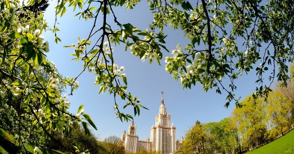 МГУ ранней весной