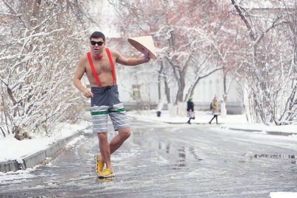 Парень зимой на улице