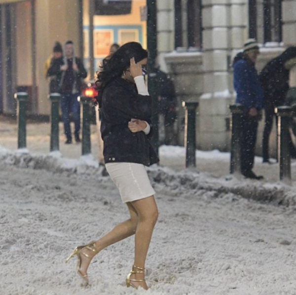 Девушки на каблуках зимой