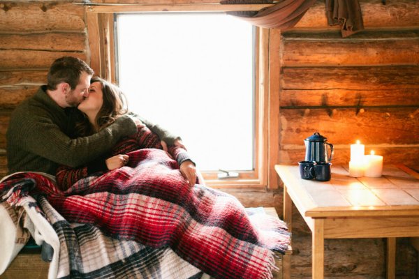 Девушка под пледом