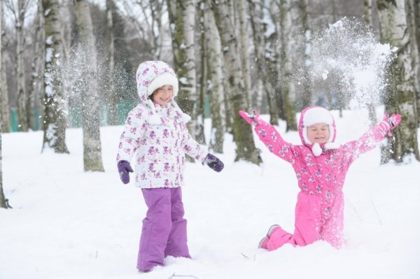 Дети одеты по зимнему